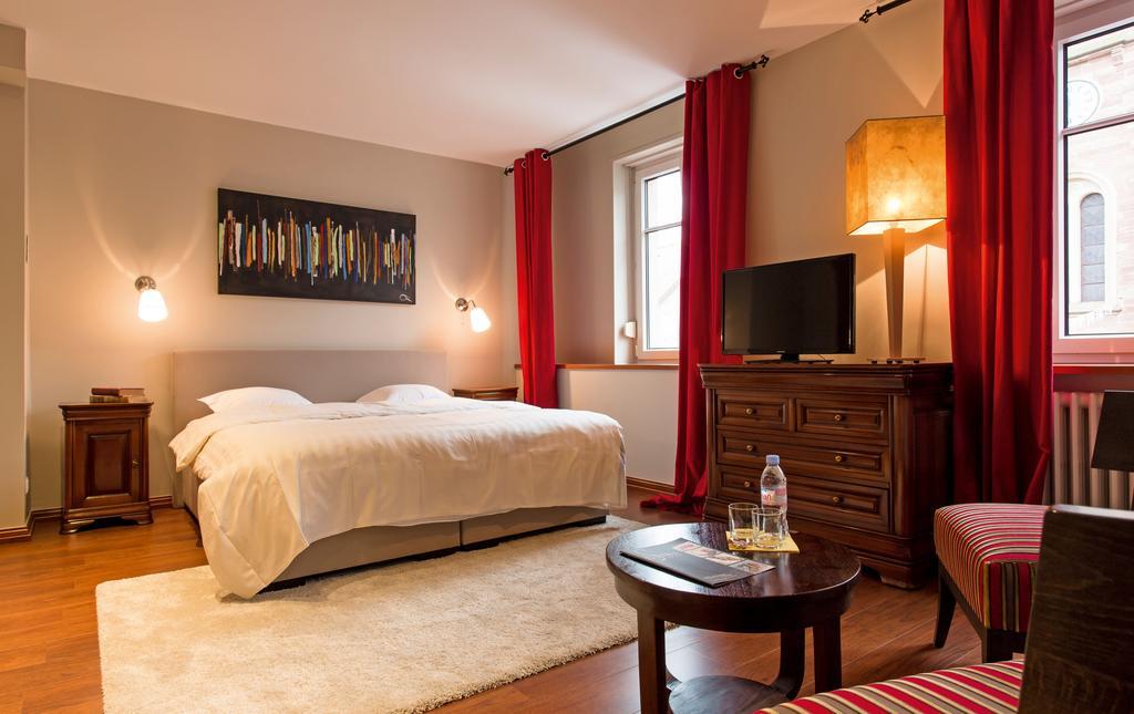Hotel Restaurant "Le Strasbourg" Bitche Habitación foto